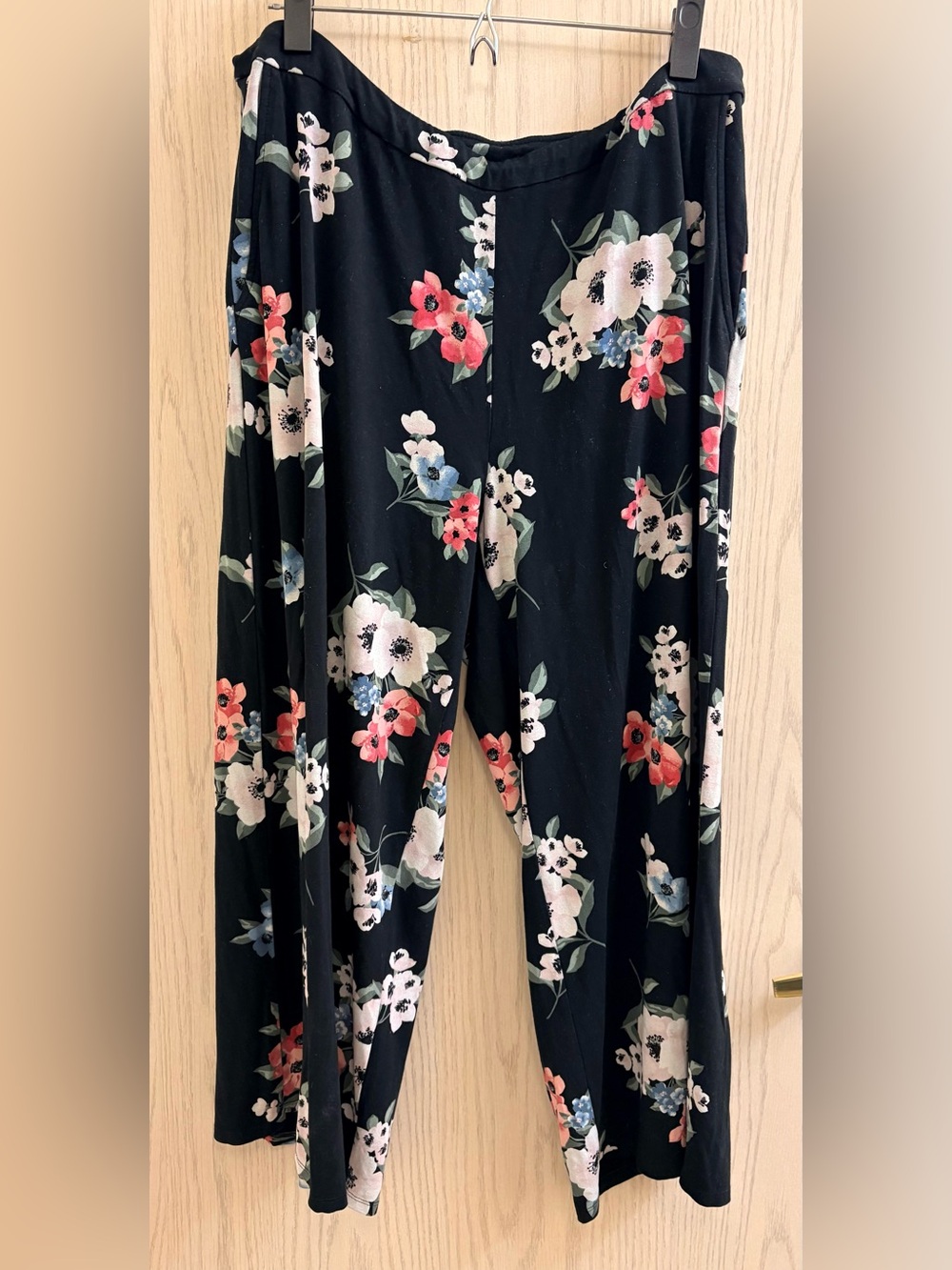 J. Jill Black Floral Wide-Leg Cropped Capris